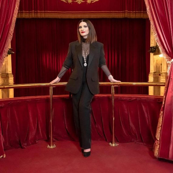 La cantante indossa un completo nero con giacca e pantaloni firmato Valentino Foto di Instagram