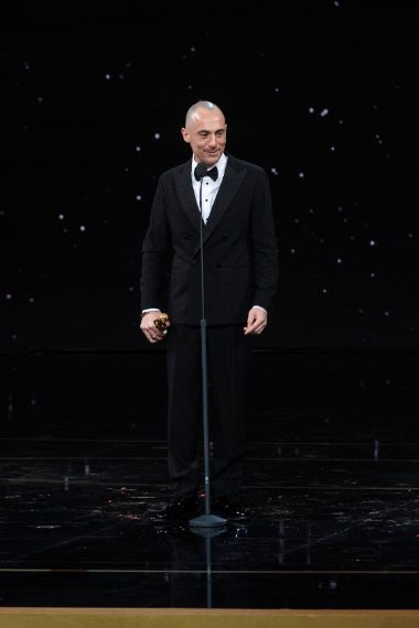 Premiato come Miglior Attore Protagonista, Germano si è presentato con la testa rasata e un completo Giorgio Armani