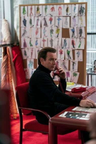 Ewan McGregor posa come lo stilista al telefono con i suoi modelli alle spalle ATSUSHI NISHIJIMA/NETFLIX
