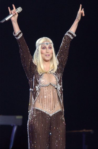 La cantante si esibisce con giacca e pantaloni di strass e un body che gioca con le trasparenze