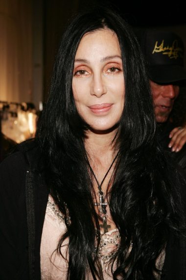 La cantante torna ai suoi iconici capelli corvini