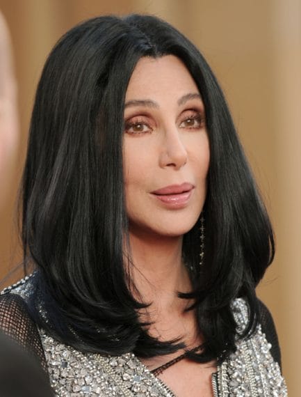 La popstar dice addio alla chioma lunghissima e sceglie un taglio scalato che le accarezza le spalle