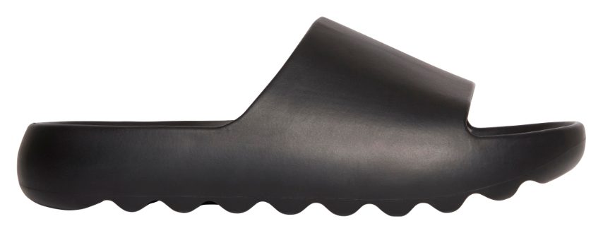 La suola zigrinata di queste ciabatte in gomma Asos ricorda quella delle celebri Yeezy