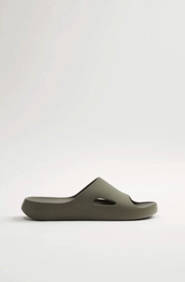 Ciabattine in gomma con fascia incrociata sul piede verde oliva