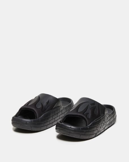 Le ciabatte di Acupunture ricordano il famoso modello Adidas nella forma bombata e nella suola alta