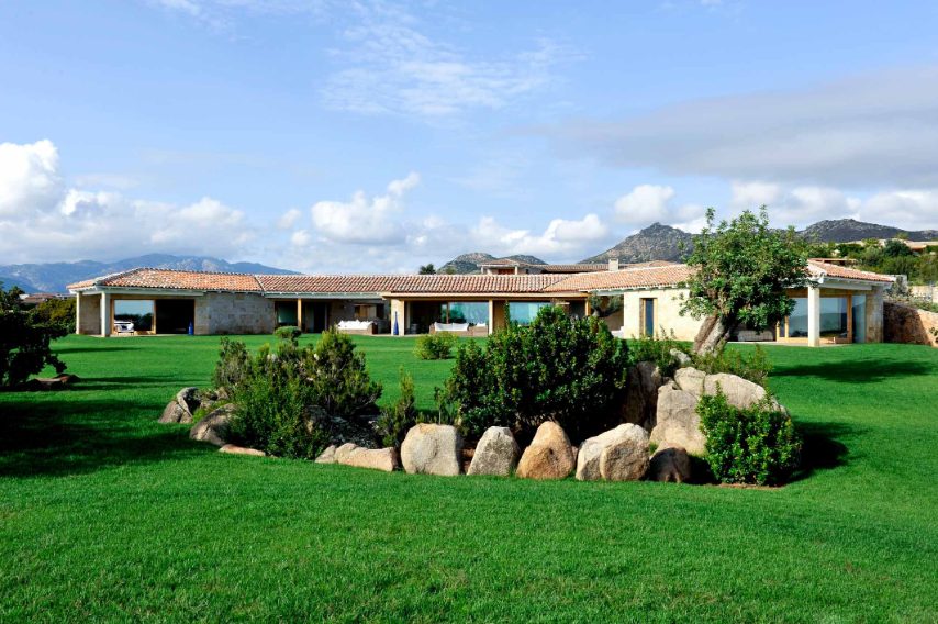 Si trova a Lu Fraili di Sotto, in Sardegna, e può accogliere fino a 16 ospiti. Link per prenotare: www.airbnb.com/rooms/11122994