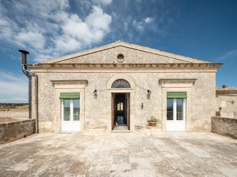 Si trova nella campagna della Val di Noto, tra Ragusa e Marina di Ragusa e può ospitare fino a 16 ospiti. Link all’alloggio: www.airbnb.it/rooms/28554054