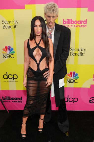 Megan Fox in Mugler, Machine Gun Kelly in Balmain con gioielli Tasaki e scarpe Giuseppe Zanotti