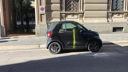 Milano, vandali ultrasettantenni imbrattano auto che posteggiano vicino al loro palazzo in centro