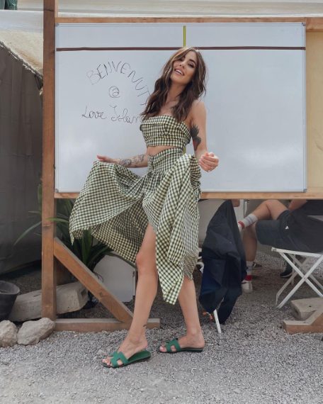Giulia De Lellis indossa sandali flat rasoterra con l'iconica H color verde bottiglia