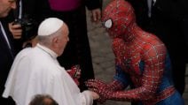 Papa Francesco all'udienza generale nel cortile di San Damaso del Palazzo Apostolico Vaticano