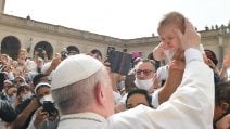 Papa Francesco saluta la folla nel Cortile di San Damaso del Palazzo Apostolico Vaticano