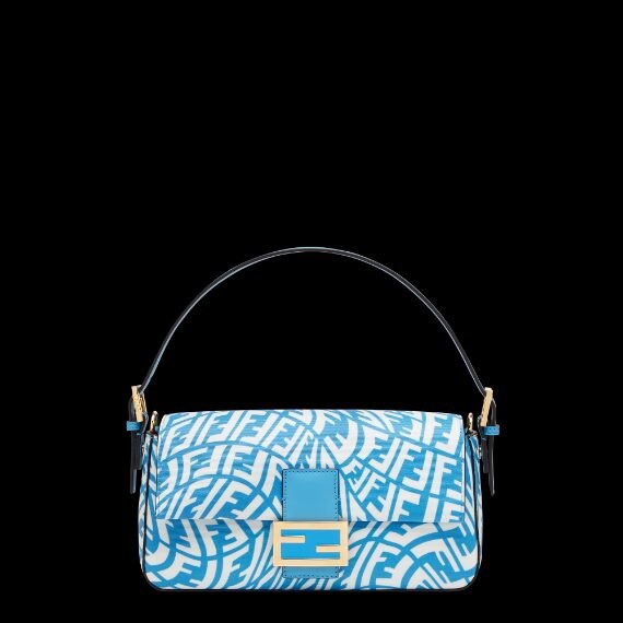 La celebre borsa si tinge di azzurro e sfoggia il nuovo logo effetto "vertigine"