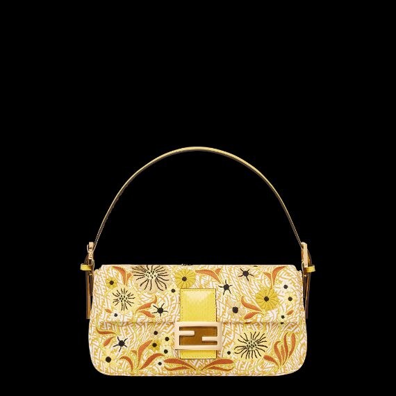 La borsa Fendi con ricami floreali su fondo giallo