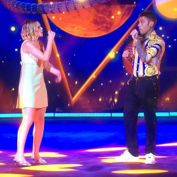 Francesca Michielin indossa un abito Miu Miu, Fedez indossa una camicia Versace