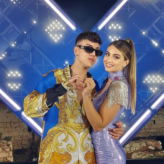 Il cantate indossa una camicia stampata Versace