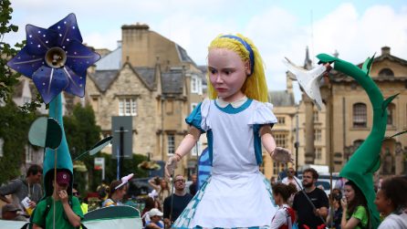 Alice in formato gigante per festeggiare il 150esimo anniversario dell'opera di Lewis Carroll