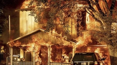 Nuovi incendi in California per il caldo record: abitazioni divorate dalle fiamme