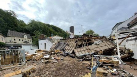 Germania, il maltempo causa morti e dispersi: le immagini di Bad Münstereifel distrutta
