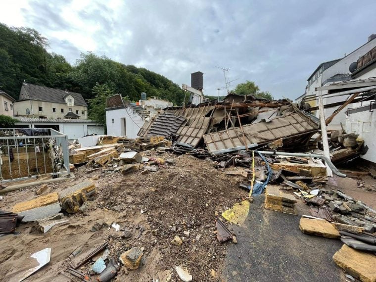 Diverse strutture nella Germania occidentale sono completamente crollate devastate dall'acqua / Unwetter-Freaks