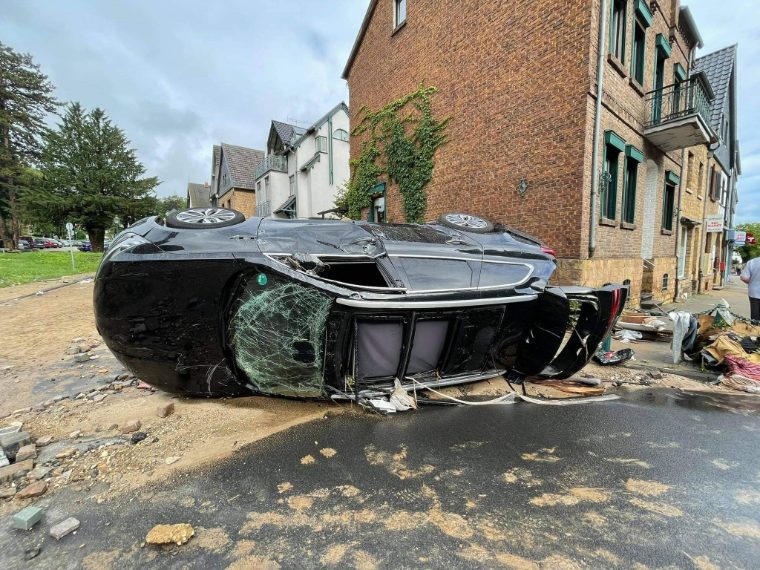 Trascinate via dalle inondazioni anche le auto parcheggiate. Si teme inoltre che molti dei conducenti siano tra i dispersi che le autorità stanno cercando in queste ore/ Unwetter-Freaks