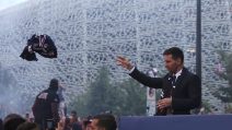 Messi lancia la sua maglietta, fan del Psg in delirio