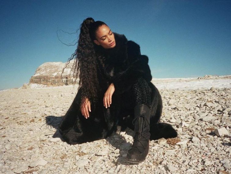 Elodie per la video performance del suo nuovo singolo “Vertigine” ha indossato un look composto da una tuta e pelliccia nera della collezione Alberta Ferretti Autunno Inverno 2021.