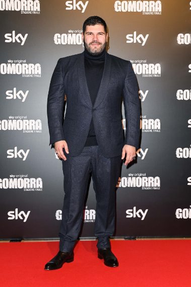 L'attore con completo grigio e dolcevita alla premiere della nuova serie di Gomorra