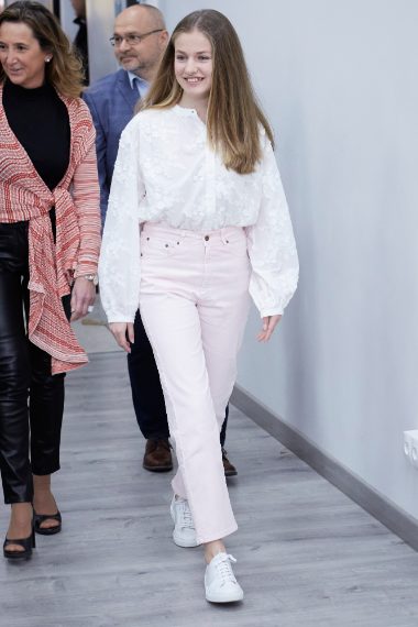 La principessa indossa una camicia &Other Stories e jeans Yerse