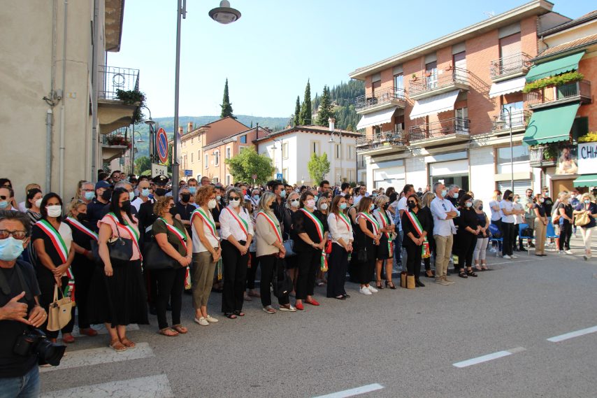 Assessori alle politiche Sociali presenti ai funerali per lanciare un segnale contro la violenza sulle donne. Tutti, donne e uomini, indossavano la fascia tricolore