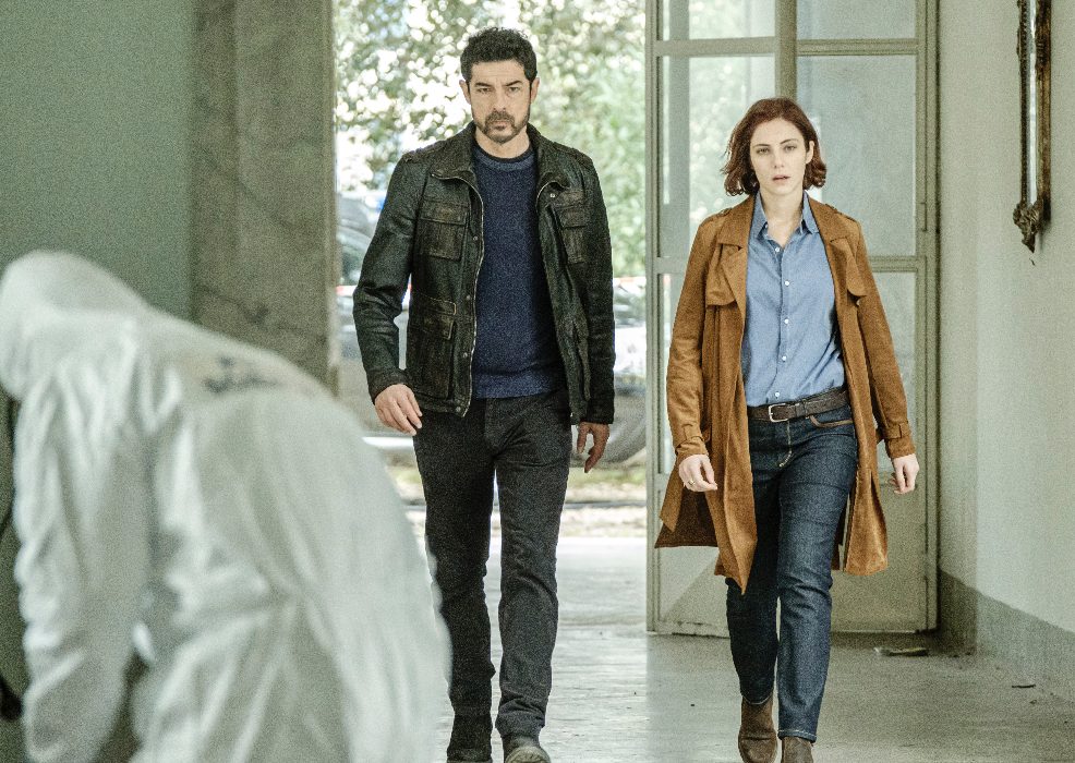 L'ispettore Lojacono (Alessandro Gassman) e il commissario Elsa Martini (Maria Vera Ratti) ne I Bastardi di Pizzofalcone