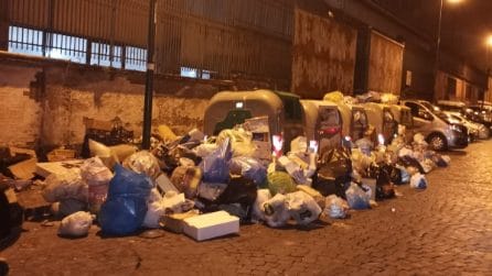 Napoli sommersa dai cumuli di rifiuti, c'è lo sciopero degli spazzini