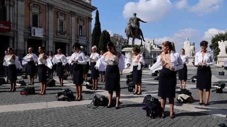 Flashmob delle hostess Alitalia in Campidoglio: "Insieme alla divisa, ci hanno tolto la vita"