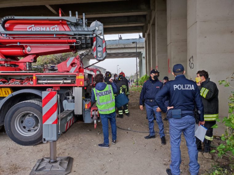 Sono rimasti illesi i passeggeri del treno che in quel momento si trovava sulle rotaie. Le forze dell'ordine provvederanno alla rimozione del furgoncino.