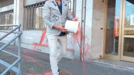 Proteste per l'ambiente, ancora vernice sui muri del ministero: 10 attivisti fermati