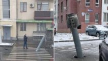Guerra Ucraina-Russia, missile non esploso conficcato nella strada