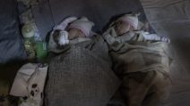 Kiev, neonati curati nel reparto pediatrico dell'ospedale durante i bombardamenti