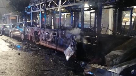 Centocelle, auto e bus Atac si scontrano e l'automobilista muore: le immagini dell'incidente