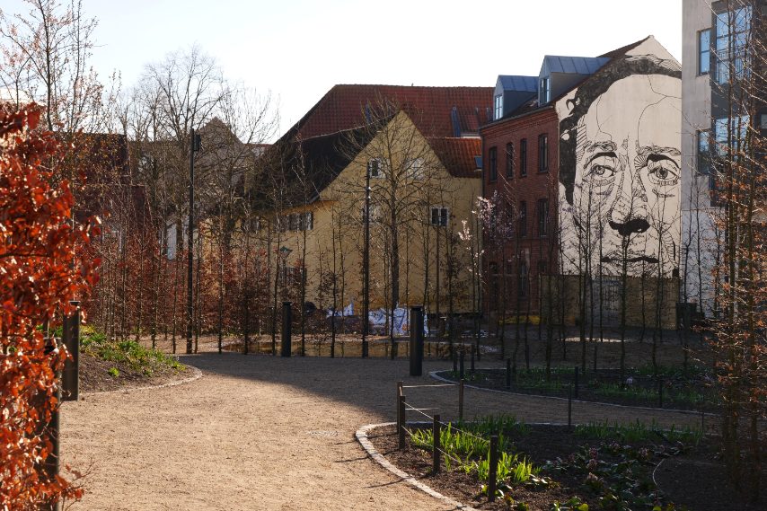 Il murale di Hans Christian Andersen fuori al museo