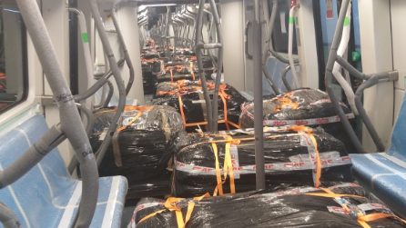 Enormi sacchi neri sui nuovi treni della Linea 1: ecco cosa sono