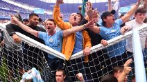 Il Manchester City vince la Premier: tifosi fanno invasione e rompono anche le porte del campo