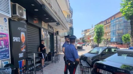 Ruba una pistola, poi spara sui ragazzi al bar: 4 feriti a Qualiano, due sono gravissimi