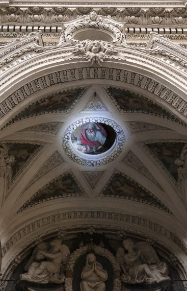 Guarino Guarini non era solo un abile architetto ma anche un appassionato di astronomia e all’interno della Real Chiesa di San Lorenzo ha dato prova delle sue grandi capacità e della sua genialità.