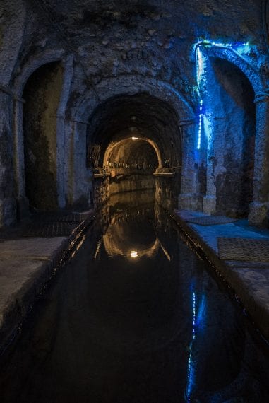 Su prenotazione, si possono visitare le fantastiche grotte del ristorante Gino, uno dei posti più segreti e meravigliosi di Torino. Varcata la cancellata d’accesso, si può proseguire la visita a piedi oppure in barca, percorrendo un piccolo rivolo d’acqua sorgiva a fianco del quale molte nicchie ospitano bottiglie di vino vuote in ricordo delle 15.000 che vi erano un tempo. Dopo circa 50 metri di ruscello, scendendo dalla barca, si prosegue a piedi nella vera e propria grotta.