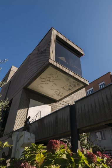 Fra le tranquille abitazioni della collina torinese, la sagoma di un grande dinosauro in pietra (serizzo dell’Oligocene, ossia di 23-38 milioni di anni fa) e Godzilla sembrano stare di guardia alla singolare costruzione in cemento armato che fa da prestigioso contenitore allo studio dell’artista Ezio Gribaudo. Il primo piano dell’edificio oltre a essere utilizzato come sala per le esposizioni, per le collezioni grafiche e biblioteca è anche il cuore dell’archivio Ezio Gribaudo che ha lo scopo di