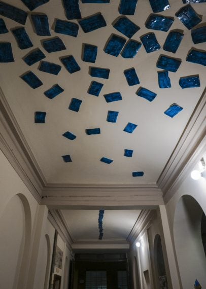 All’interno di un maestoso edificio ottocentesco, nel cuore di Porta Palazzo, uno dei simboli della Torino popolare e multietnica, da un’idea dell’artista Brice Coniglio, è nato viadellafucina16, il primo esperimento al mondo di condominio-museo: l’obiettivo, raggiunto, è trasformare le parti comuni di un condominio in spazi di esposizione artistica dove i fruitori principali sono proprio gli abitanti del condominio.