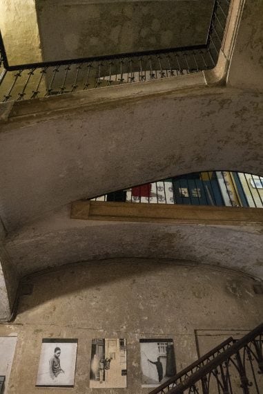 Dall’ingresso alle soffitte, passando per il giardino e le rampe di scale il condominio è ormai diventato un grande museo di arte contemporanea.