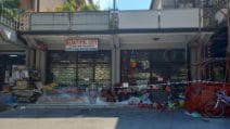 Commerciante ucciso a martellate a Monteforte Irpino: fiori e ceri davanti al negozio