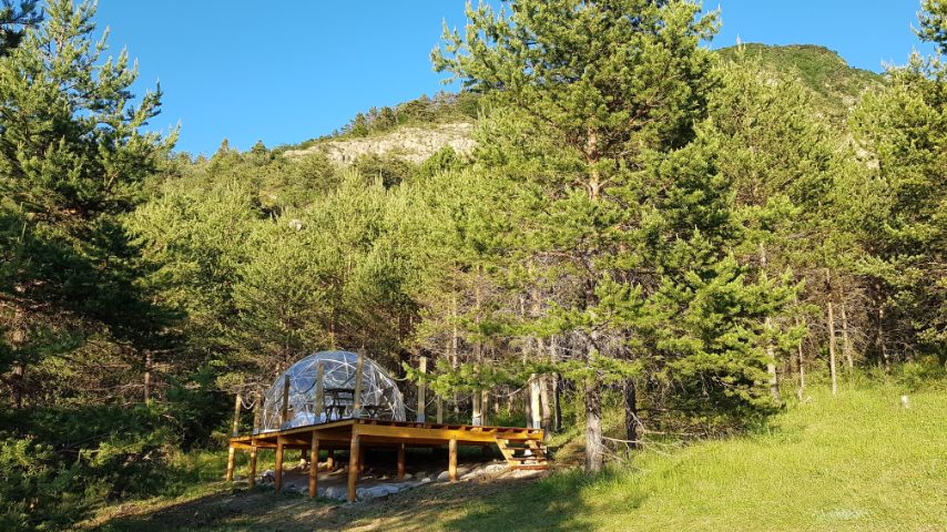 A Veynes, Francia, immersa nei boschi della Provenza, vicino alla Grande Randonnée, si trova questa bolla da cui ammirare il cielo stellato a partire da 150€ a notte