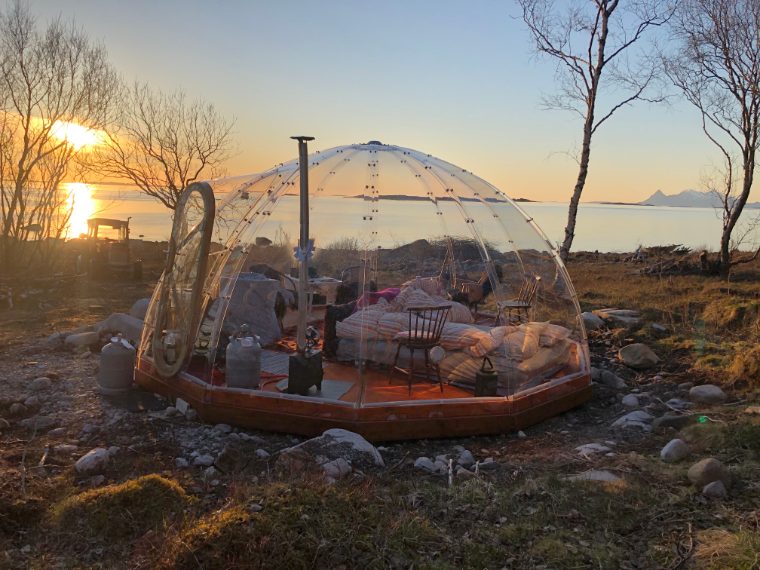 A Gildeskål, in Norvegia, a soli 2,5 km dalla spiaggia di Langsanden, una delle più scenografiche della Scandinavia, si trova questo alloggio unico da cui ammirare non solo gli sciami di stelle ma anche l’aurora boreale